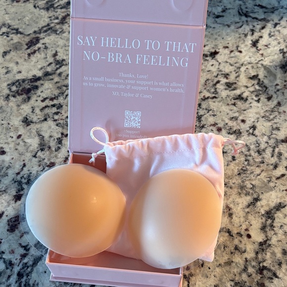 Cakes Pink Box with Drawstring Pouch - Picture 4 of 6